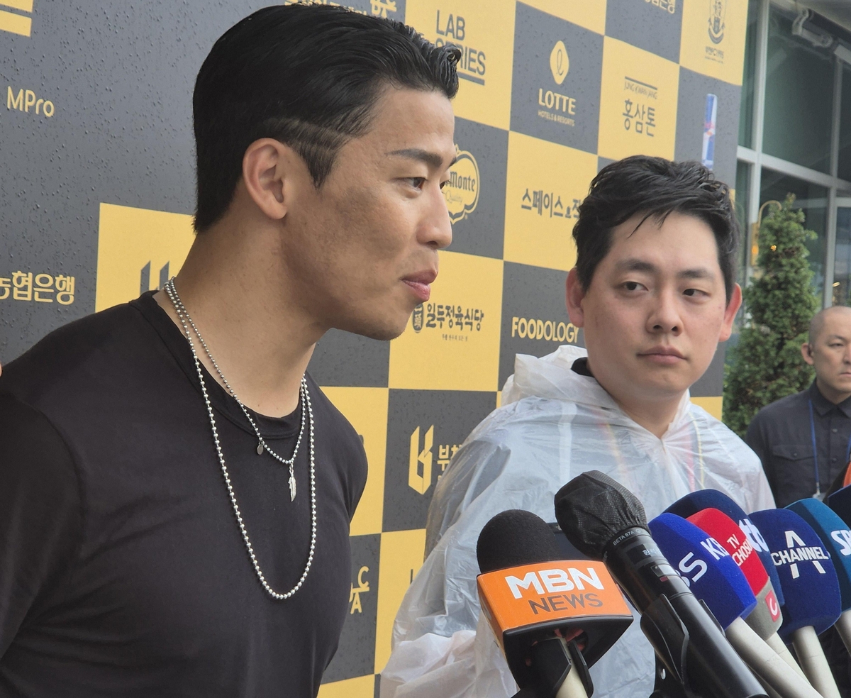 记者：巴尔德只是气管受到冲击，已在场下恢复无恙
