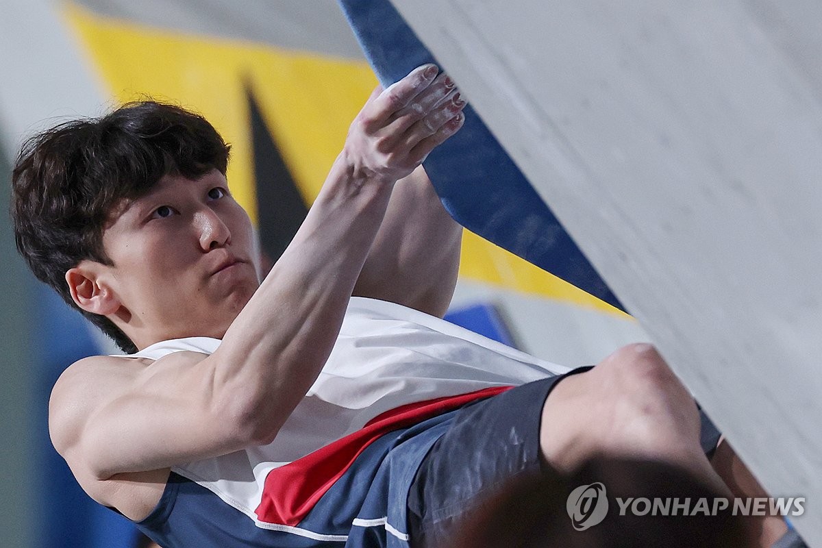 很疼！沈梓捷捂着右眼回到替补席冰敷 半场2投2中贡献4分3篮板
